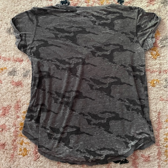 American eagle grey camo short sleeve v neck shirt - Picture 3 of 3